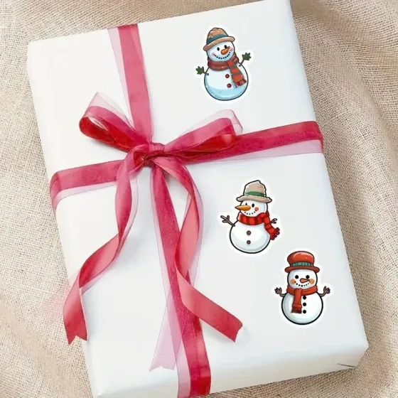 Рождественские наклейки Снеговики 500 шт – рулон самоклеящихся стикеров для упаковки и декора Киев