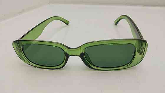 Сонцезахисні прямокутні окуляри в пластиковій оправі зелені Луцьк