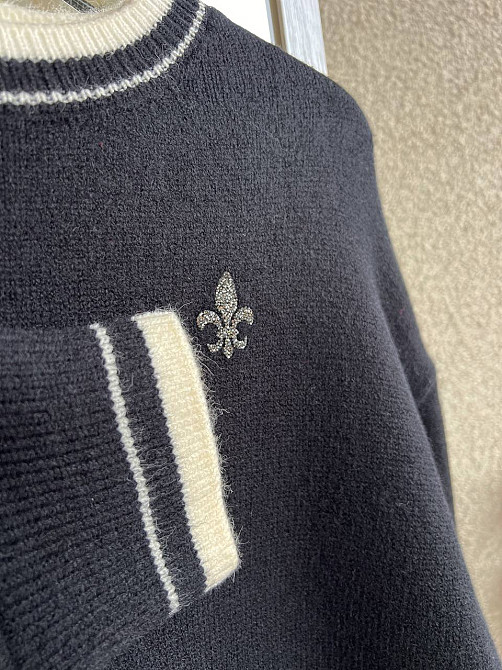 Светр жіночий A-N 6101 широкий оверсайз прикраса вензель попереду з камінням, чорний, one size Київ - фото 11