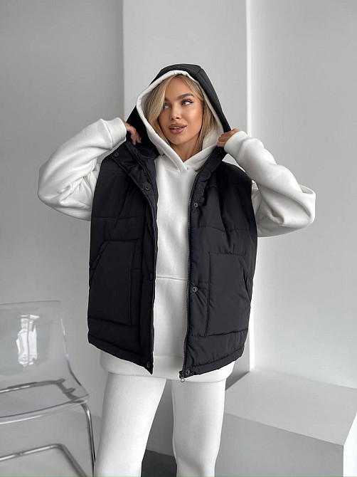 Жіноча тепла жилетка з капюшоном плащівка еммі на синтепоні Одеса - фото 4