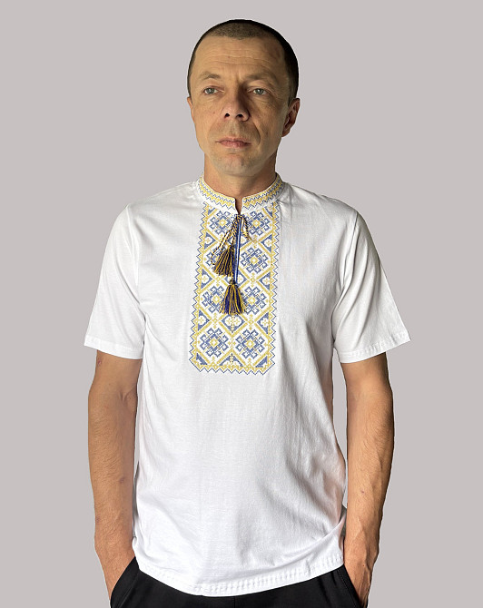 Футболка вышиванка белая с желтым и голубым орнаментом Киев - изображение 1