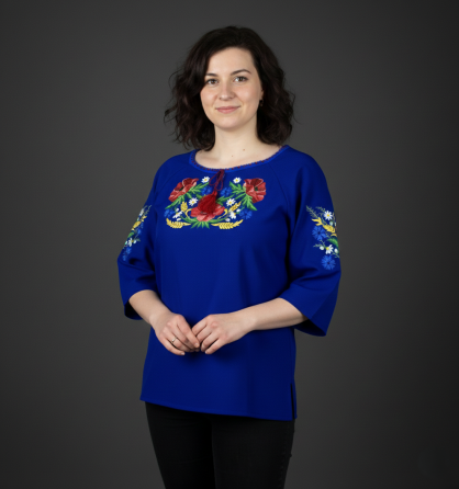 Яскрава жіноча вишиванка із маками у сучасному стилі в синьому кольорі Київ