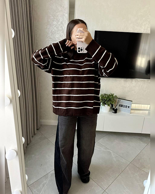 Жіночий затишний оверсайз светр у смужку машинне в'язання Шоколад Одеса - фото 3