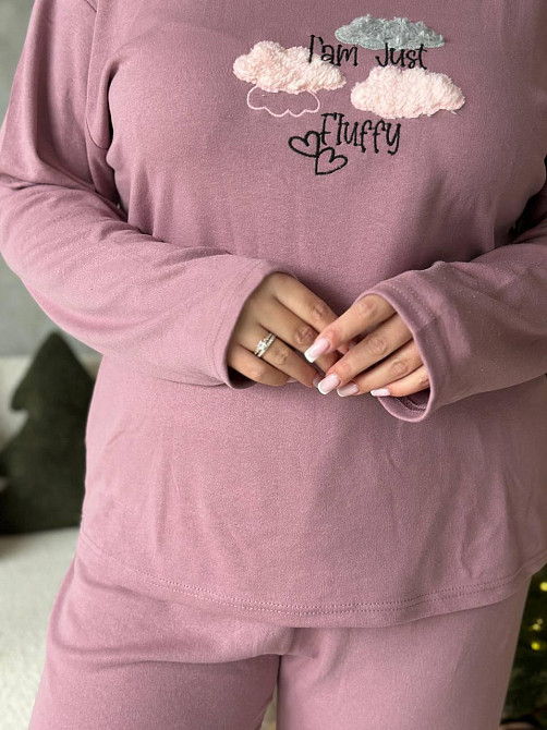 Піжама жіноча великого розміру штани та лонгслів батал PLUS SIZE з вишивкою для дому та сну з довгими рукавами рожева Одеса - фото 5