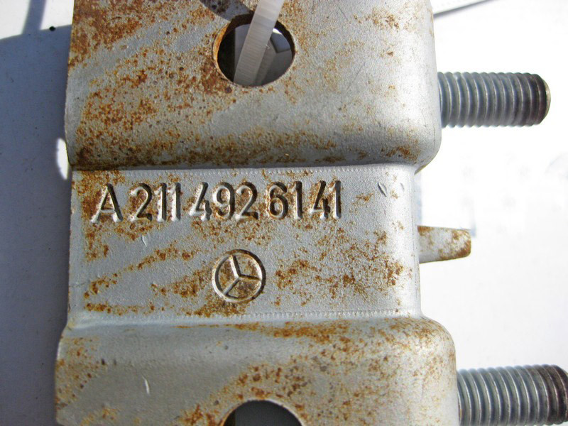 Mercedes-Benz  A2114926141 Тримач задньої випускної труби до заднього мосту праворуч E-Class W211 Одесса - изображение 3