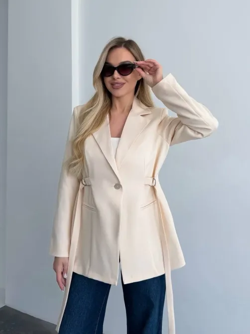 Женская куртка с ремнём и плечами — это базовый пиджак для стильного образа Одесса - изображение 3