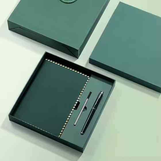 Блокнот А5 на 200 аркушів з ручкою скетчбук з еко-шкіри в подарунковій упаковці, набір 3в1, колір зелений Кам'янець-Подільський