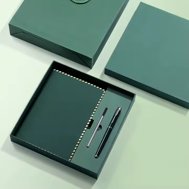 Блокнот А5 на 200 аркушів з ручкою скетчбук з еко-шкіри в подарунковій упаковці, набір 3в1, колір зелений Кам'янець-Подільський - фото 5