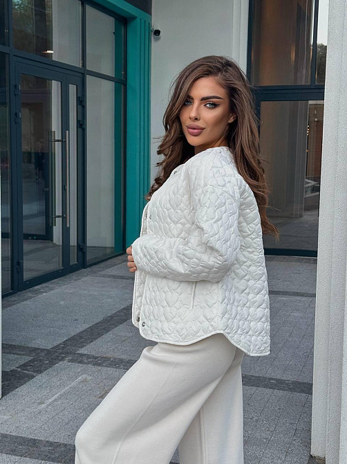 Женская повседневная куртка с сердечками на кнопках плащевка Лаке на силиконе Молочный Одесса - изображение 5