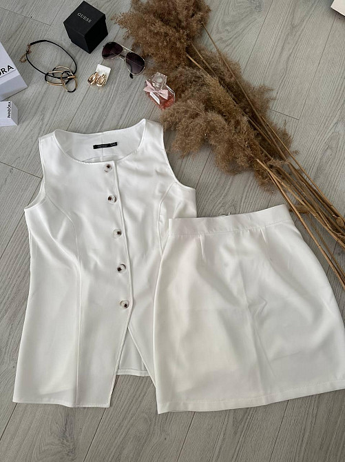 Женский базовый костюм двойка: удлиненный жилет и мини юбка из плотной костюмки Молочный, 50/52 Одесса - изображение 6