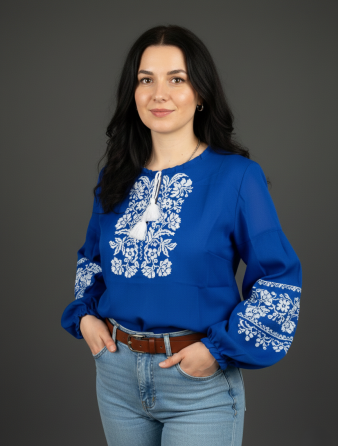 Шифоновая женская блузка синего цвета с белой вышивкой на рукавах Киев
