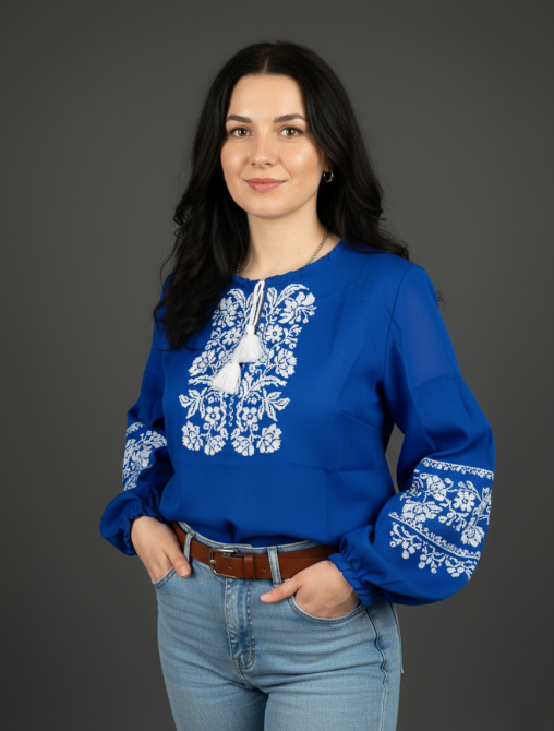 Шифонова жіноча блузка синього кольору з білою вишивкою на рукавах Київ - фото 2