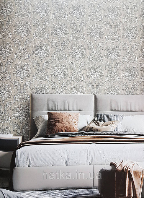 Шпалери вінілові на флізеліні AdaWall Seyyah 1.06х10 квіти в горщику вензеля структурні сріблясті на сірому Київ - фото 1