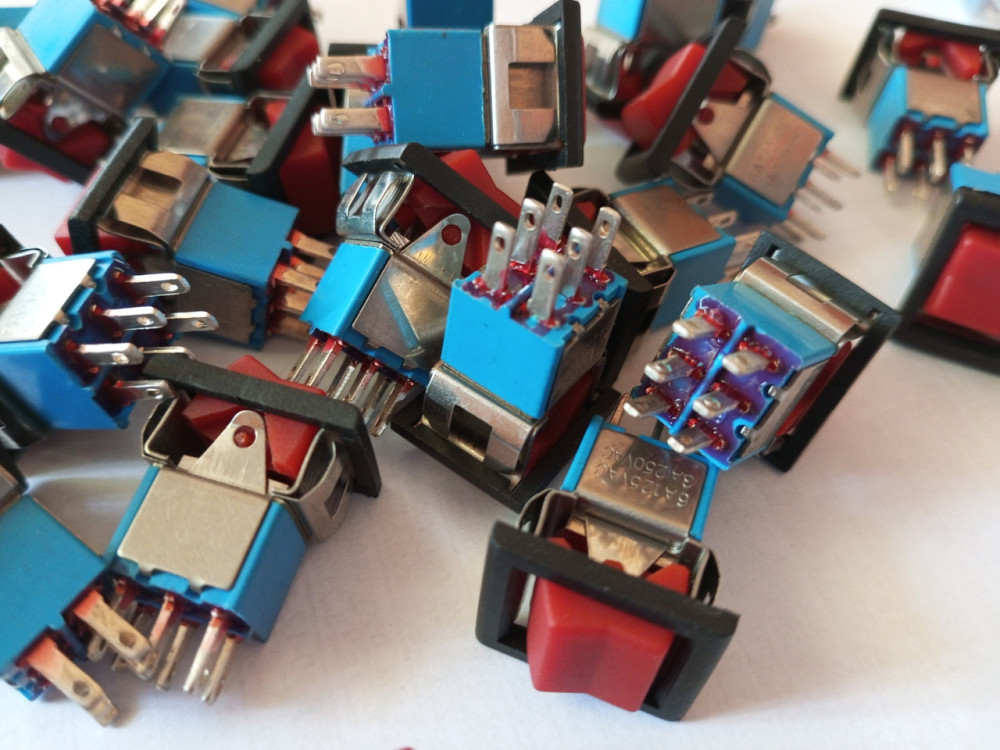 Тумблер з клавішою RLS-203-E5 (ON-OFF-ON) 6-і контактний, 3A, 250VAC, червоний Полтава - фото 1