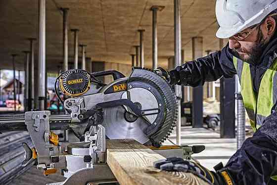 Ручна настільна торцювальна пила по дереву DeWALT DWS780 : 1675 Вт, глибина різу 112мм, круг 305 мм Київ