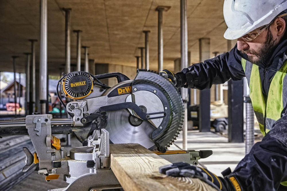Ручна настільна торцювальна пила по дереву DeWALT DWS780 : 1675 Вт, глибина різу 112мм, круг 305 мм Київ - фото 6