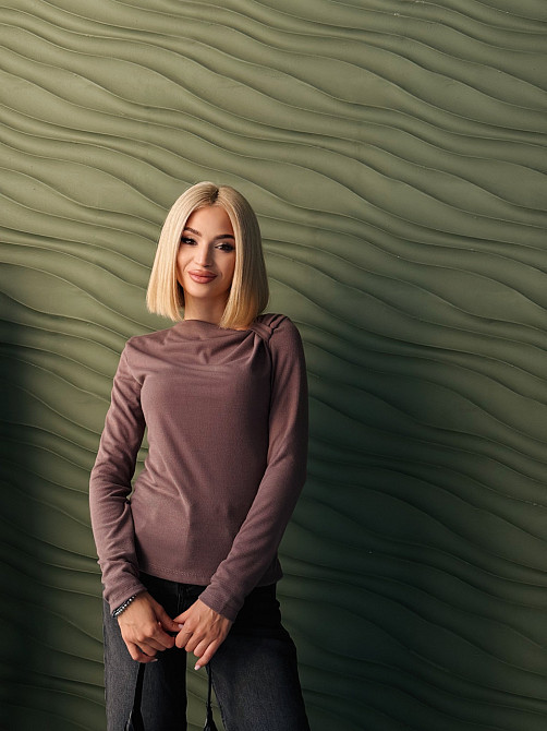 Лонгслів жіночий з асиметричним вирізом "Verdes" | Батал Мокко, 50-52 Київ - фото 4