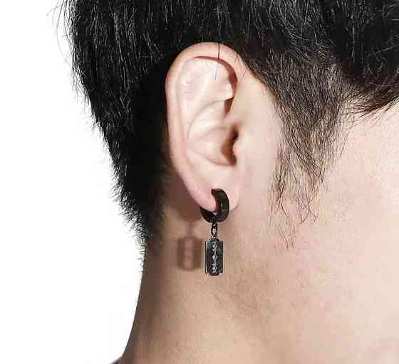 Сережки кільця чорні з підвіскою лезо чоловічі сережки кільця з підвіскою Київ