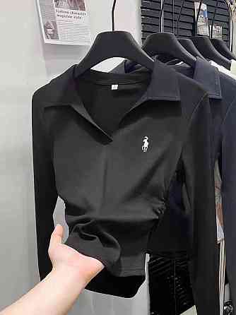 Женский лонгслив-поло из мягкой ткани с эффектом драпировки по бокам вискоза Черный Одесса