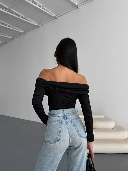 Женский романтичный боди с открытыми плечами трикотаж масло Черный Одесса - изображение 5