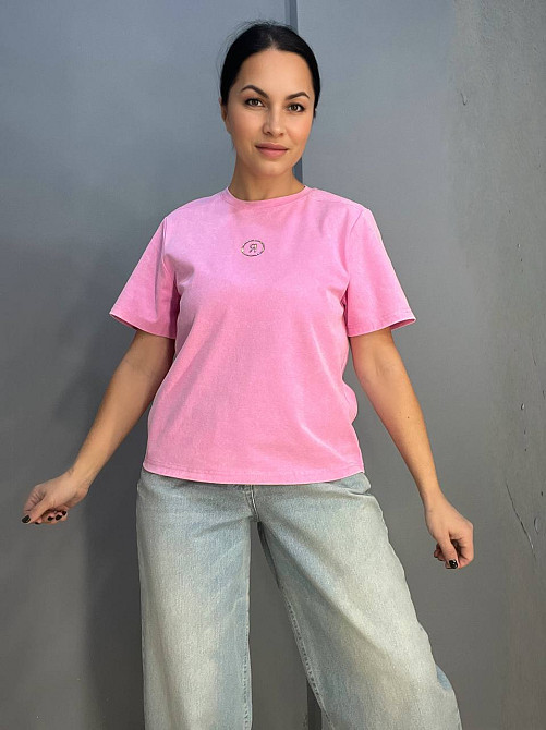 Футболка жіноча A-N 02517 варена аплікація літера "R" з камінців попереду середньої довжини one size, рожевий, one size Київ - фото 1