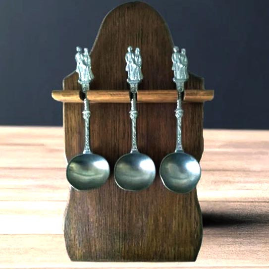 Полка для коллекции ложек 