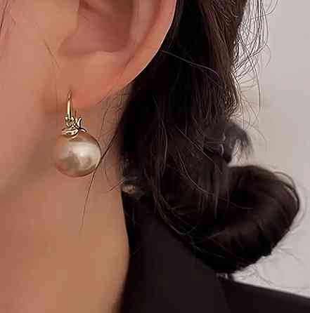 Серьги-подвески с крупной жемчужиной в золотом цвете Киев