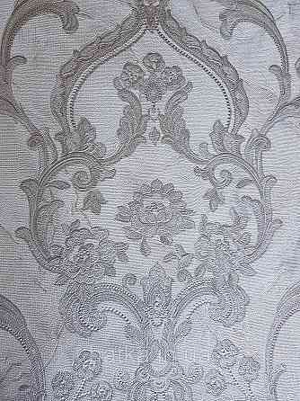 Шпалери метрові вінілові на флізелін Grandeco Poem вензелі структурні сріблясті на бежево сіро білому Київ