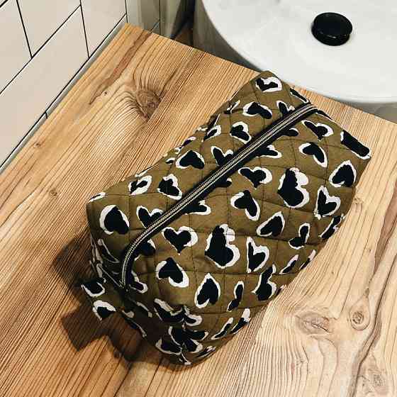 Большая женская хлопковая косметичка Сердечки 24x13x13 см (Коричневый) Сумы