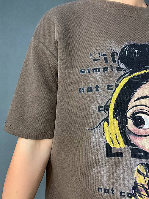 Футболка жіноча Yihanbeibei 1669 оверсайз тепла малюнок дівчина пайєтки щільний трикотаж one size коричнева, коричневий, one size Київ - фото 10