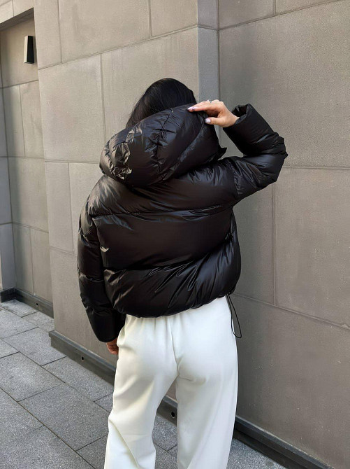 Женская короткая куртка дутик с карманами и капюшоном плащевка перламутр на синтепоне Черный, 44/46 Одесса - изображение 2