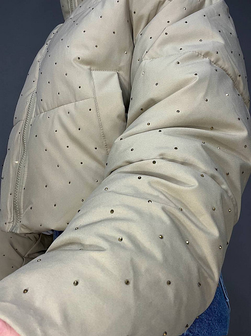 Куртка женская Haiziyuan 7165 укороченная пуффер с россыпью камешков демисезонная без капюшона оверсайз бежевая, бежевый, L Киев - изображение 17