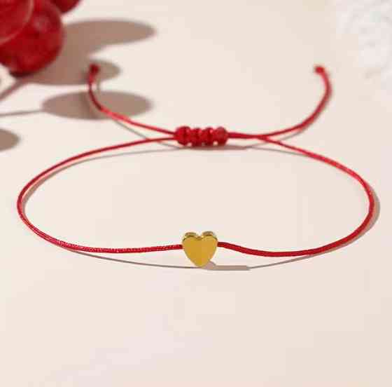 Красный браслет-оберег с золотистым сердечком Киев