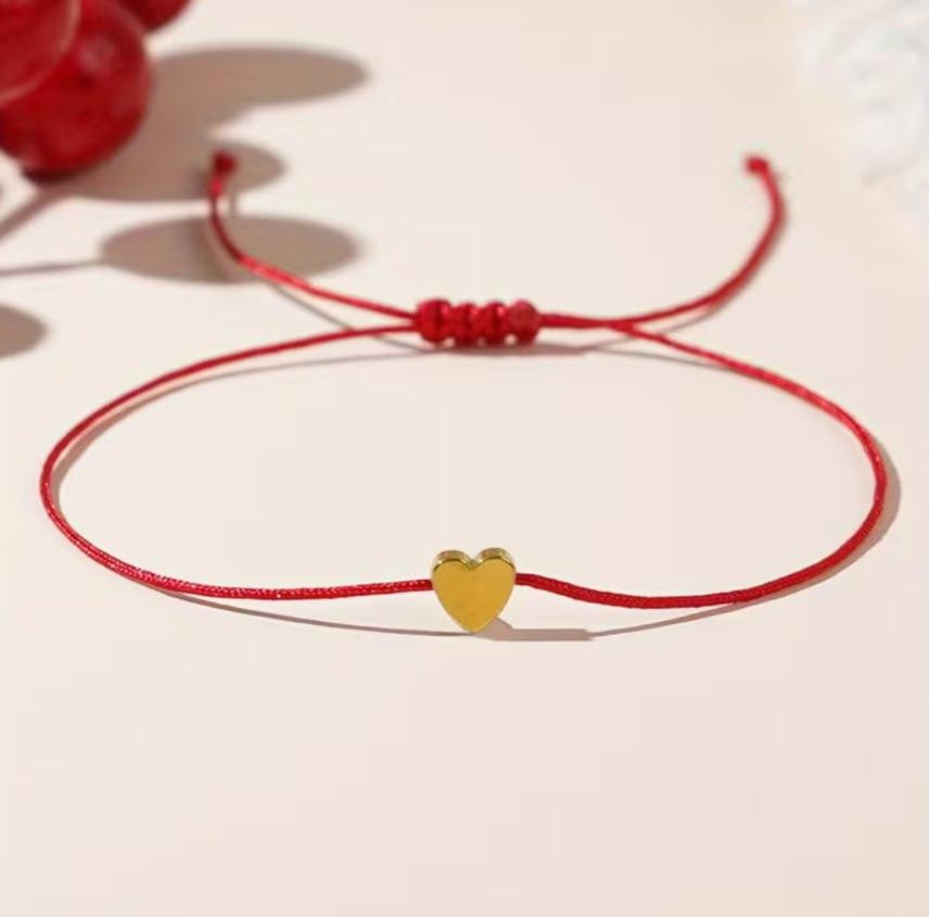Красный браслет-оберег с золотистым сердечком Киев - изображение 1