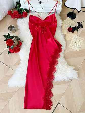 Женская атласная ночная сорочка с кружевным разрезом на бретелях S красный Киев