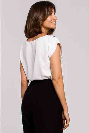 Женская блузка с вырезом и кружевом 