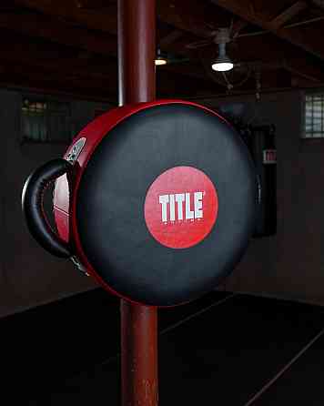Маківара кругла TITLE Boxing Wrap-Around Stationary Punch Shield Black/Red Каменское