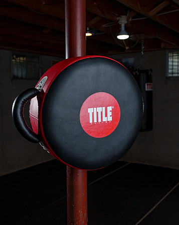Маківара кругла TITLE Boxing Wrap-Around Stationary Punch Shield Black/Red Кам'янське - фото 5