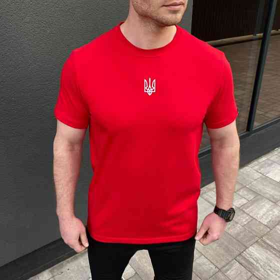 Футболка чоловіча однотонна червона Pobedov Peremoga - наклейка Герб 4см біла Київ
