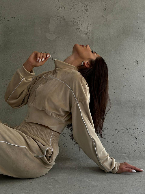 Жіночий стильний велюровий мʼякий костюм двійка велюр плюш бежевий 42/44 Одеса - фото 4