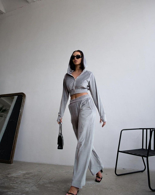 Жіночий повсякденний велюровий костюм з широкими штанами та укороченою кофтою плюшевий велюр Сірий, 42/44 Одеса - фото 5