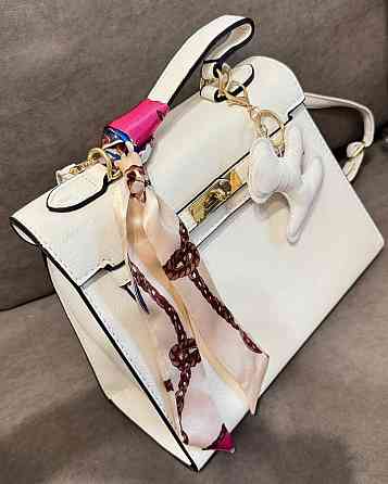 Сумочка из эко-кожи через плечо с цветным шарфом на ручке и брелоком (Белый) Винница