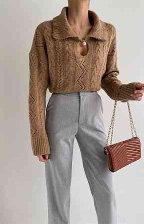 Жіночий базовий оверсайз светр із коміром і намистинкою на горловині машинне в'язання. Карамельний Одеса