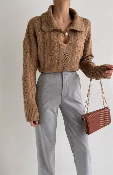 Женский базовый оверсайз свитер с воротником и бусинкой застежкой на горловине машинная вязка Карамельный Одесса - изображение 2