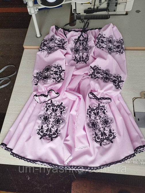 Детское вышитое розовое платье  