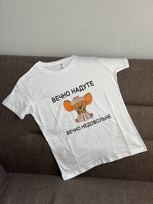Белая футболка с принтом 