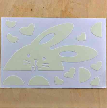 Светящаяся наклейка "Зайка с сердечками" Київ