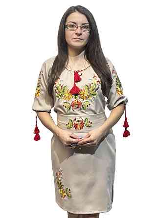 Жіноча вишита сукня з яскравим кольоровим розписом на орнаменті Київ