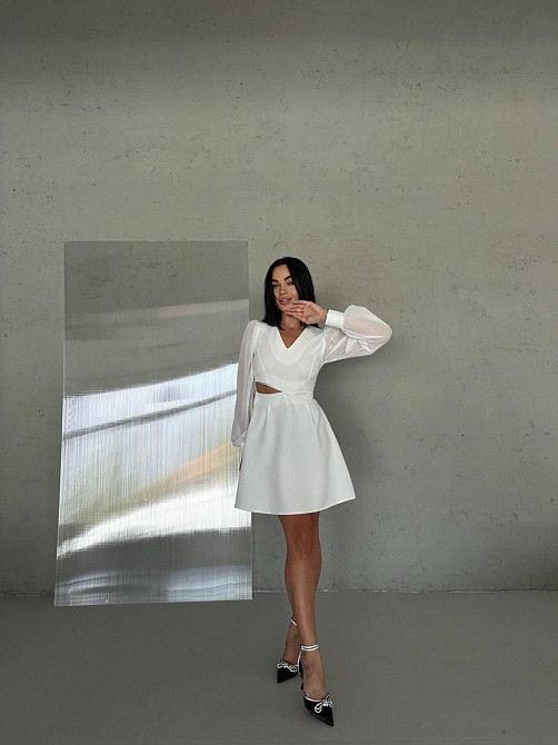 Жіноча елегантна сукня з асиметричним ефектним вирізом і шифоновими рукавами костюмка Білий, 46 Одеса - фото 3