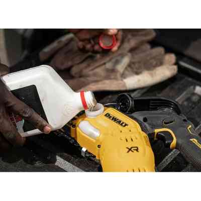 Цепная пила DeWALT мини, 18 В XR Li-lon 5Ah, бесщёточная, шина 20 см (DCMPS520P1) Винница